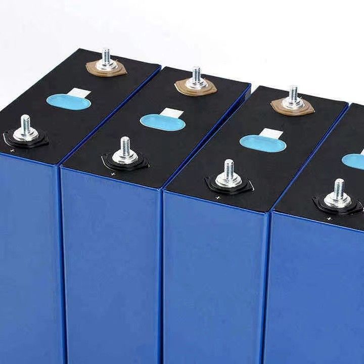 Une batterie au lithium-ion de 3,2 V 50ah 100ah 200ah 300ah Prismatique